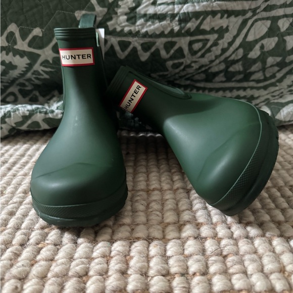 NEW HUNTER Play Short Rain Boots Green Womens 7 NWOB - Picture 1 of 5